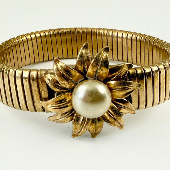 Vintage Coro Pegasus Bracelet Gold Tone Faux Pearl Flower Expandable 1950s - Picture 5 of 7